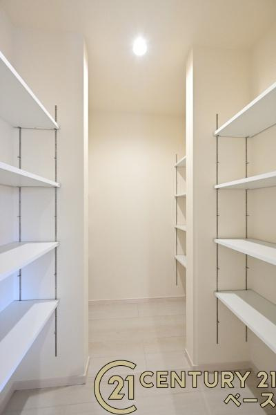 リーブルガーデン三吉赤部 ２号棟 ／新築一戸建のキッチン|■現地撮影写真■キッチン裏に収納力たっぷりのパントリーがあります！