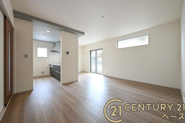 リーブルガーデン三吉赤部 ３号棟 ／新築一戸建の居間・リビング|■現地撮影写真■ご家族でくつろいでいただける広々１８.５帖のＬＤＫ！