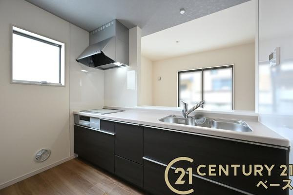 リーブルガーデン三吉赤部 ３号棟 ／新築一戸建のキッチン|■現地撮影写真■収納力と使いやすさを追求したシステムキッチンです！