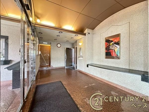 王寺アーバンコンフォートのエントランス|■現地撮影写真■重厚感溢れる落ち着いた雰囲気のロビー！