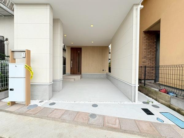 川崎市高津区久末の新築一戸建の駐車場|雨にぬれることのないカースペースです！