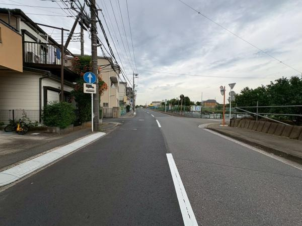 川崎市高津区久末の新築一戸建の前面道路含む現地写真|車の通りが少ない前面道路です