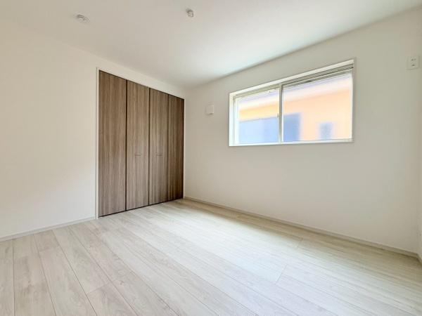 川崎市高津区久末の新築一戸建の寝室|寝室5.6帖！ベッドを置いても充分なスペースがあります！