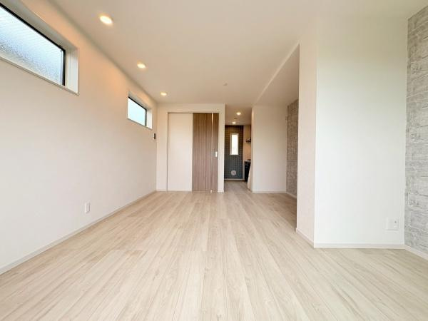 川崎市高津区久末の新築一戸建の居間・リビング|バルコニー側から見たリビングです！インテリアが考えやすい間取りですね！