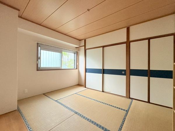 藤和大倉山コープの和室|障子と畳が調和した落ち着いた和室です。窓から自然光が差し込み明るさが感じられる空間です。押入れが付いており収納面でも便利です。天井や木枠の質感も和室の雰囲気を引き立てています。