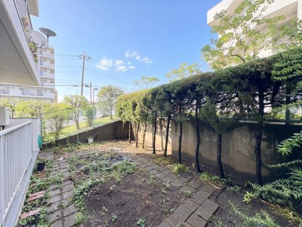藤和大倉山コープの庭|明るい日差しが差し込む専用庭です。敷地内はゆとりがあり落ち着いた雰囲気を感じられます。植栽がプライバシーをサポートしています。近隣の建物や道路との高低差もあり防犯性も考慮されています。