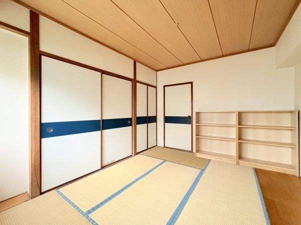 藤和大倉山コープの和室|和室ならではの落ち着いた雰囲気が感じられる空間です。押し入れも備えられており収納力が十分です。シンプルなデザインでお部屋の印象がすっきりしています。畳の色合いが室内を明るく見せています。