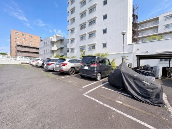 藤和大倉山コープの駐車場|敷地内駐車場。車やバイクのスペースも設けられています。周囲に建物があるため明るい日差しのもと利用が可能です。