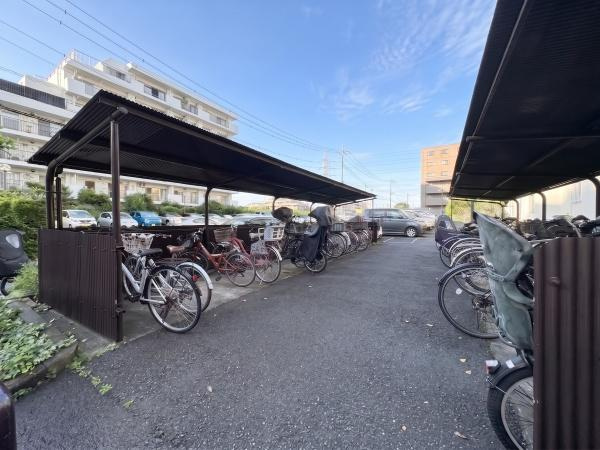 藤和大倉山コープのその他|屋根付きの自転車置き場が整備されており雨天時でも自転車が濡れにくい仕様になっています。広々としたスペースで複数台の自転車が安心して停められます。住まい周辺に駐車スペースも確保されていて便利です。