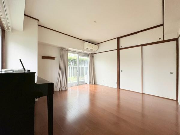 藤和大倉山コープの寝室|明るい寝室は広々とした空間が広がっており窓からの採光も良好です。エアコン付きで快適に過ごせます。収納スペースも充実しておりお部屋をすっきりと保てます。落ち着いた木目調の床が印象的です。