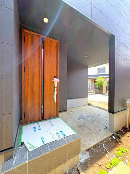 横浜市西区中央２丁目の新築一戸建の玄関