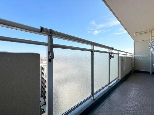 綱島ハイムのその他|広々としたベランダが特徴です。高層階ならではの眺望が楽しめます。ガラスパネルの手すりで開放感があります。物干し金具も備わっています。屋根付きで天候にも配慮されています。