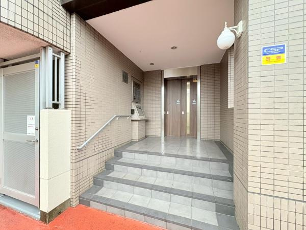 綱島ハイムのエントランス|明るく清潔感のあるエントランスが印象的です。段差部分に手すりが設置されており安心感があります。棟ごとにエントランスが分かれており、安全性・利便性に優れています。