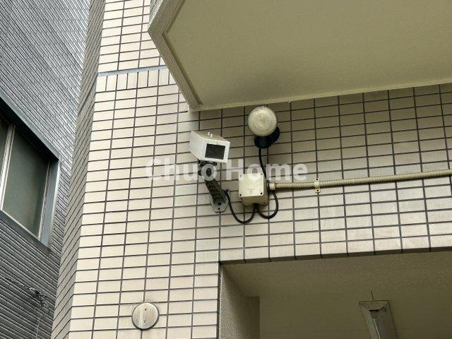 東急ドエル・アルス向島の防犯設備|【防犯カメラ】何かあった時の大事な証拠になることももちろんなりますが、防犯というくらいですので大事なのは防犯カメラがあることによって抑止力につながることですよね。
