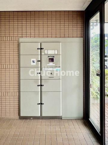 東急ドエル・アルス向島の設備|【宅配ボックス】在宅時・不在時に関わらず、居住者の代わりに非対面で宅配物を受け取ってくれる便利な設備です。わかりやすくご説明致しますので見学時にはお部屋だけではなく共用部分もぜひチェックしてください。