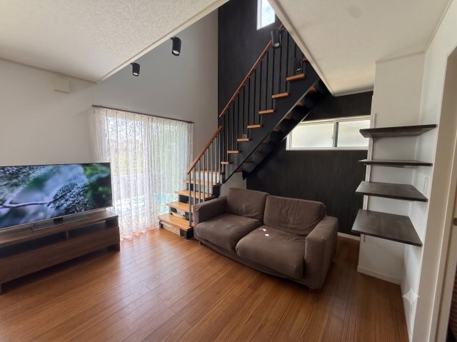 中山町戸建ての居間・リビング|オープン階段でオシャレです(*'▽')