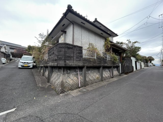 鹿児島県鹿児島市玉里団地２丁目32-8の前面道路含む現地写真