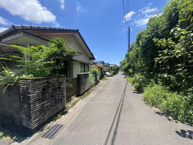 鹿児島県鹿児島市武３丁目33-24の前面道路含む現地写真