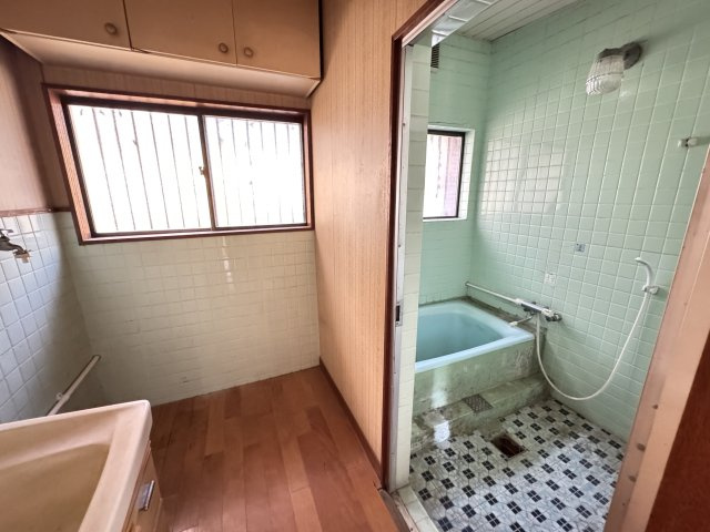 西紫原町中古リノベ素材にの玄関|収納もある玄関です