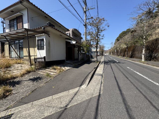 西紫原町中古リノベ素材にの前面道路含む現地写真|前面道路含む現地写真です