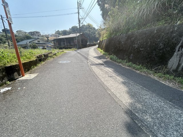 鹿児島県鹿児島市東坂元4丁目57-15の前面道路含む現地写真