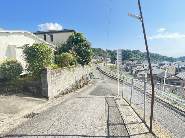 鹿児島県鹿児島市大明丘2丁目10-2の前面道路含む現地写真