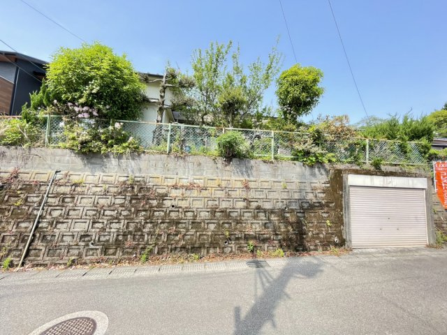 鹿児島県鹿児島市大明丘２丁目26-10の前面道路含む現地写真