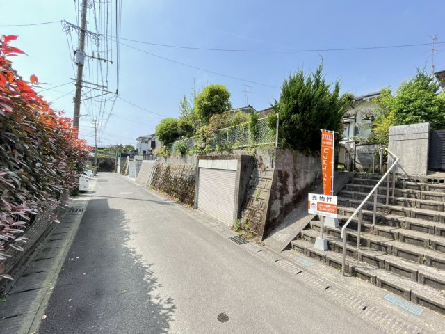鹿児島県鹿児島市大明丘２丁目26-10の前面道路含む現地写真
