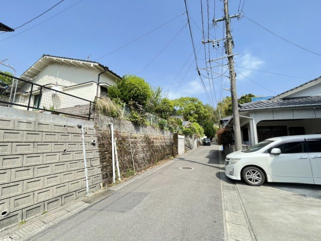 鹿児島県鹿児島市大明丘２丁目26-10の前面道路含む現地写真