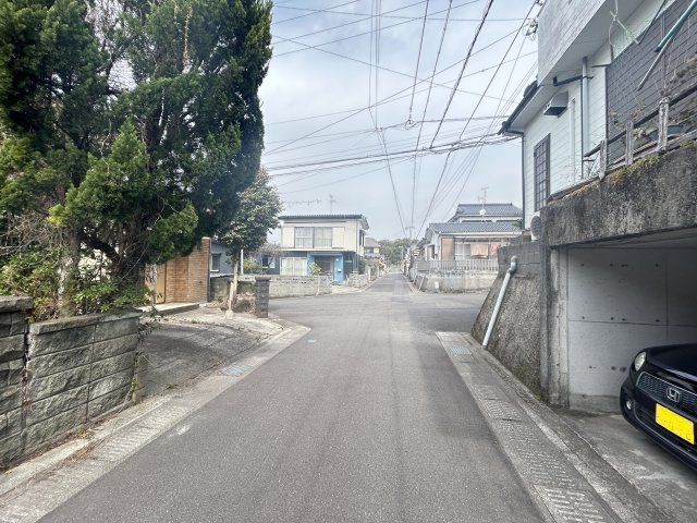 鹿児島県鹿児島市西伊敷1丁目23-1の前面道路含む現地写真