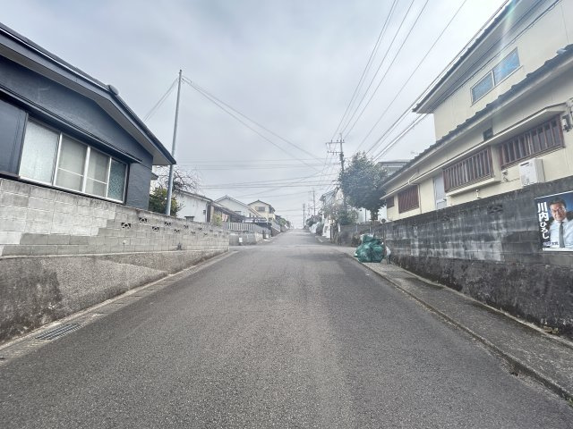 鹿児島県鹿児島市西伊敷1丁目23-1の前面道路含む現地写真