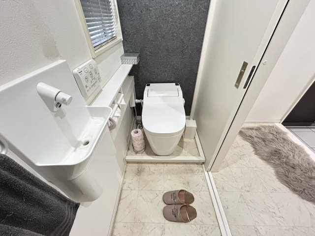 鹿児島県鹿児島市上本町13-13のトイレ|トイレは独立洗面台付き♪※売主様が居住中の為、加工により荷物を消しています。