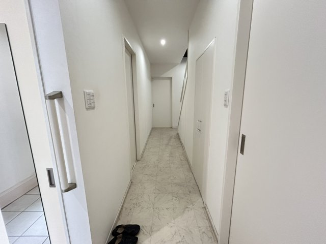 鹿児島県鹿児島市上本町13-13の玄関|収納たっぷりでお部屋がスッキリ☆※売主様が居住中の為、加工により荷物を消しています。