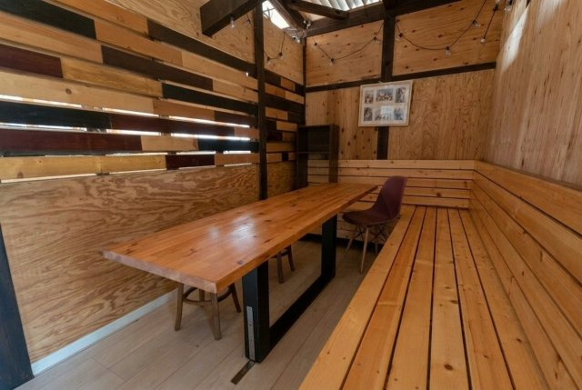 国道アクセス良好。天窓付LDK・テラス完備の多用途な平屋～鹿児島市小山田町～の内装|木材を多用した内装。多人数で囲める大型のテーブルを設置