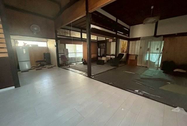 国道アクセス良好。天窓付LDK・テラス完備の多用途な平屋～鹿児島市小山田町～の居間・リビング|各エリアが一体となったLDK。仕切りのない開放的な空間