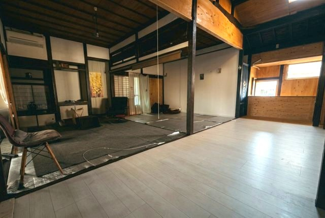 国道アクセス良好。天窓付LDK・テラス完備の多用途な平屋～鹿児島市小山田町～の居間・リビング|古材のような梁の質感が目を引く、和洋折衷なデザインの居間