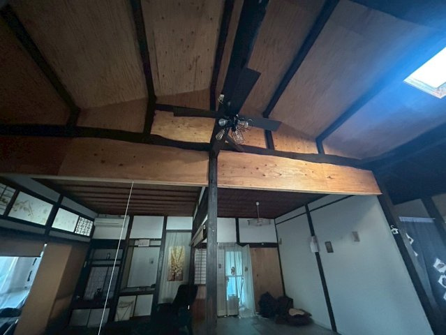 国道アクセス良好。天窓付LDK・テラス完備の多用途な平屋～鹿児島市小山田町～の居間・リビング|日中は照明なしでも明るい、大きな天窓を設けた勾配天井