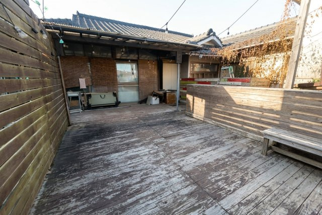 国道アクセス良好。天窓付LDK・テラス完備の多用途な平屋～鹿児島市小山田町～のバルコニー|周囲を木材で囲い、プライバシーに配慮したテラススペース