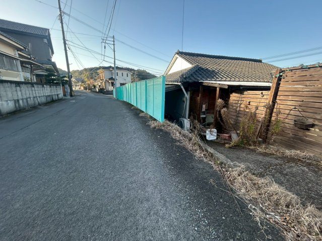 国道アクセス良好。天窓付LDK・テラス完備の多用途な平屋～鹿児島市小山田町～の前面道路含む現地写真|南側公道は高低差がなく、敷地内への車の出入りもスムーズ