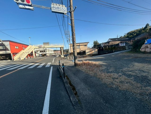 国道アクセス良好。天窓付LDK・テラス完備の多用途な平屋～鹿児島市小山田町～の周辺|西側の坂を下ると国道3号線へ繋がる、車での外出に便利な立地