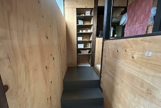 国道アクセス良好。天窓付LDK・テラス完備の多用途な平屋～鹿児島市小山田町～の玄関|木の温かみが感じられる内装仕上げで、奥へと続く動線