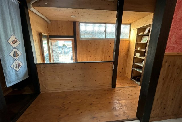 国道アクセス良好。天窓付LDK・テラス完備の多用途な平屋～鹿児島市小山田町～の玄関|上部に採光窓を配置。棚による収納スペースを備えた機能的な玄関