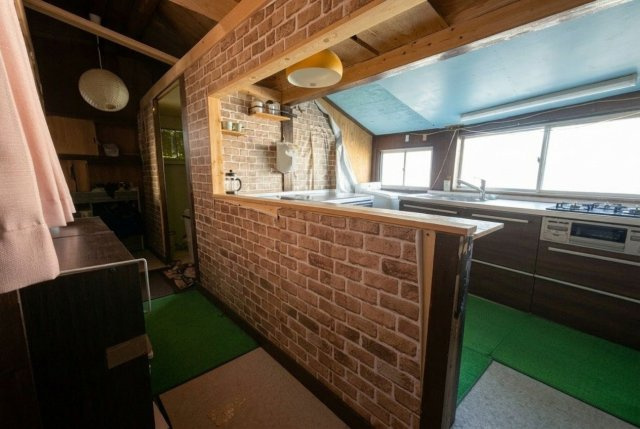 国道アクセス良好。天窓付LDK・テラス完備の多用途な平屋～鹿児島市小山田町～のキッチン|対面式カウンターを備えたキッチン。リビングとの繋がりを感じる設計