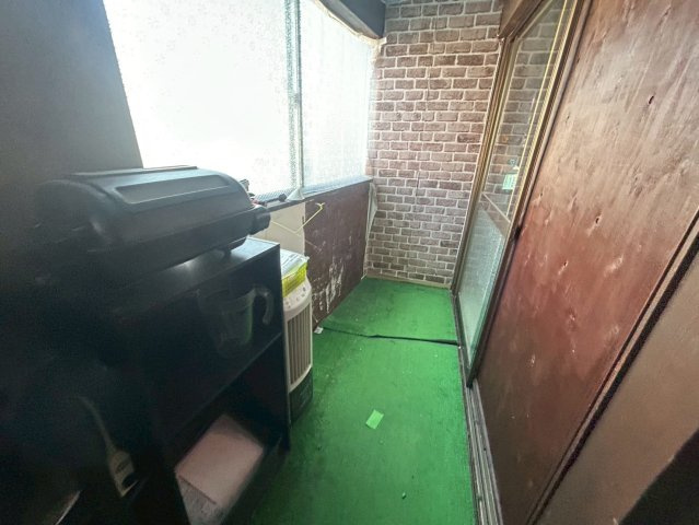 国道アクセス良好。天窓付LDK・テラス完備の多用途な平屋～鹿児島市小山田町～のキッチン|キッチン横スペース。人工芝を敷いた屋内作業や収納に使える場所