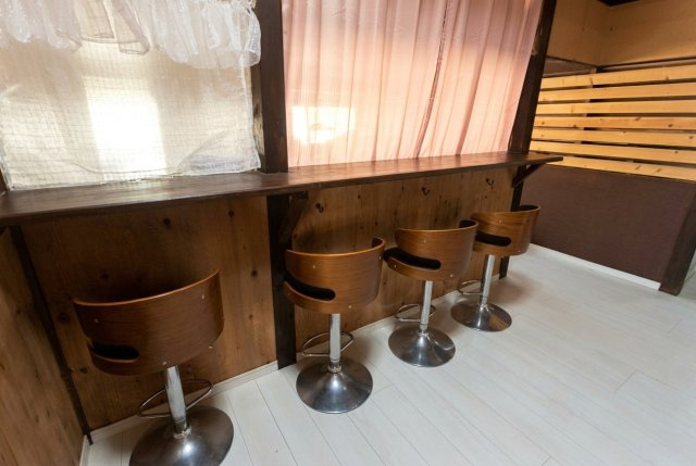国道アクセス良好。天窓付LDK・テラス完備の多用途な平屋～鹿児島市小山田町～の内装|椅子4脚を備えたカウンター。軽食や作業に使えるスペース