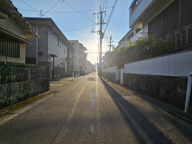 鴨池1丁目古家付き土地の前面道路含む現地写真