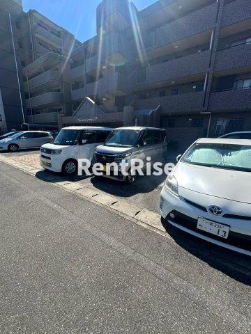 メゾンドフォーレ5番館の駐車場