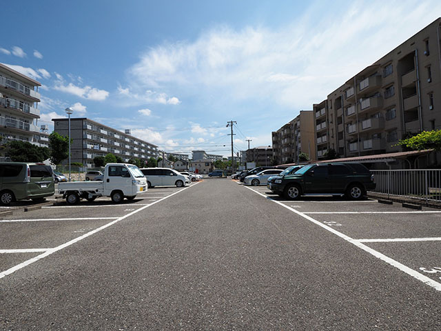 落合ハイツB棟の駐車場