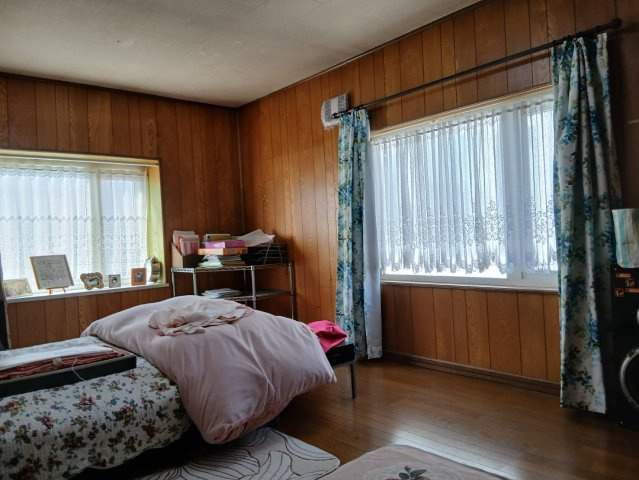 芦野5丁目★広々55坪の店舗付き住宅が980万円！の洋室|二面採光で明るく木の温もりが広がる寛ぎのプライベート空間