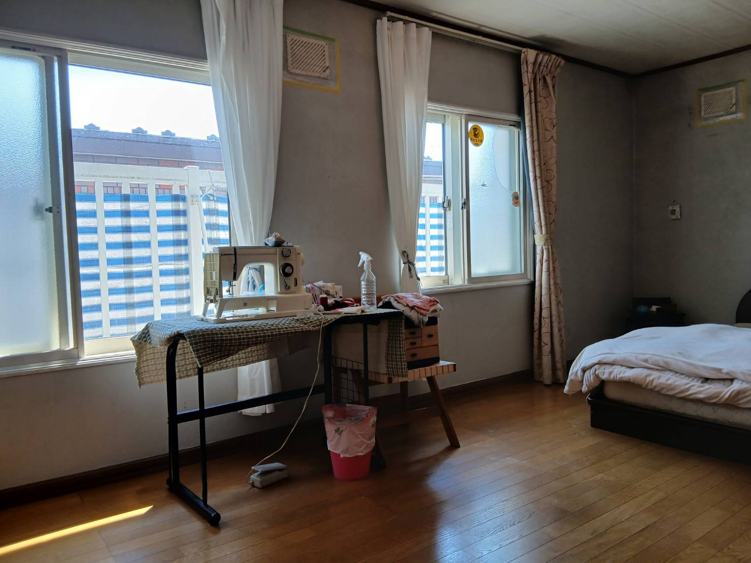 芦野5丁目★広々55坪の店舗付き住宅が980万円！の洋室|二面採光で明るい洋室。趣味やワークスペースとしても最適。